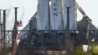 Esta imagen te hará comprender las descomunales dimensiones del Falcon Heavy de SpaceX<em></em>